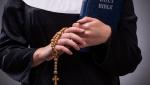 Un poliţist din Bacău, aflat la cumpărături cu fiul său, a arestat o tânără dată în urmărire naţională. Femeia era deghizată în măicuţă