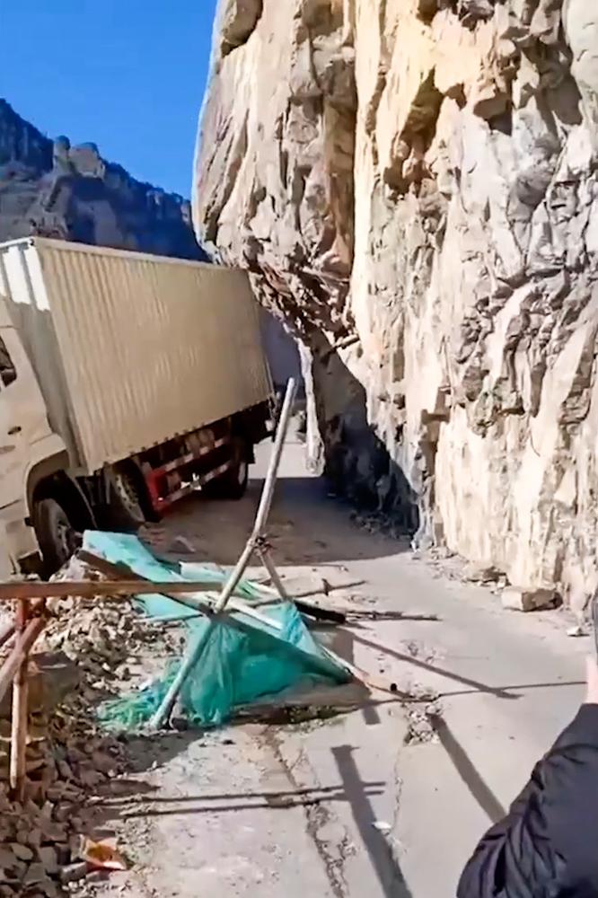 Camionul a rămas suspendat la peste 300 de metri