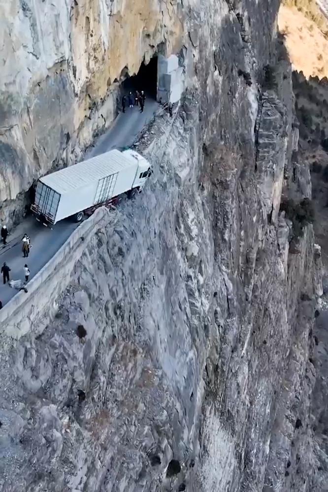 Camionul a rămas suspendat la peste 300 de metri