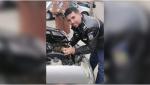 "De la motor se aude un mieunat". Operaţiune de salvare neobişnuită pentru doi poliţişti din Mehedinţi. Un pui de pisică, rămas blocat sub capota unei maşini