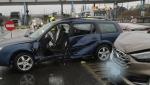 Accident între două maşini pe A2. Cinci persoane sunt rănite, două au fost transportate la spital