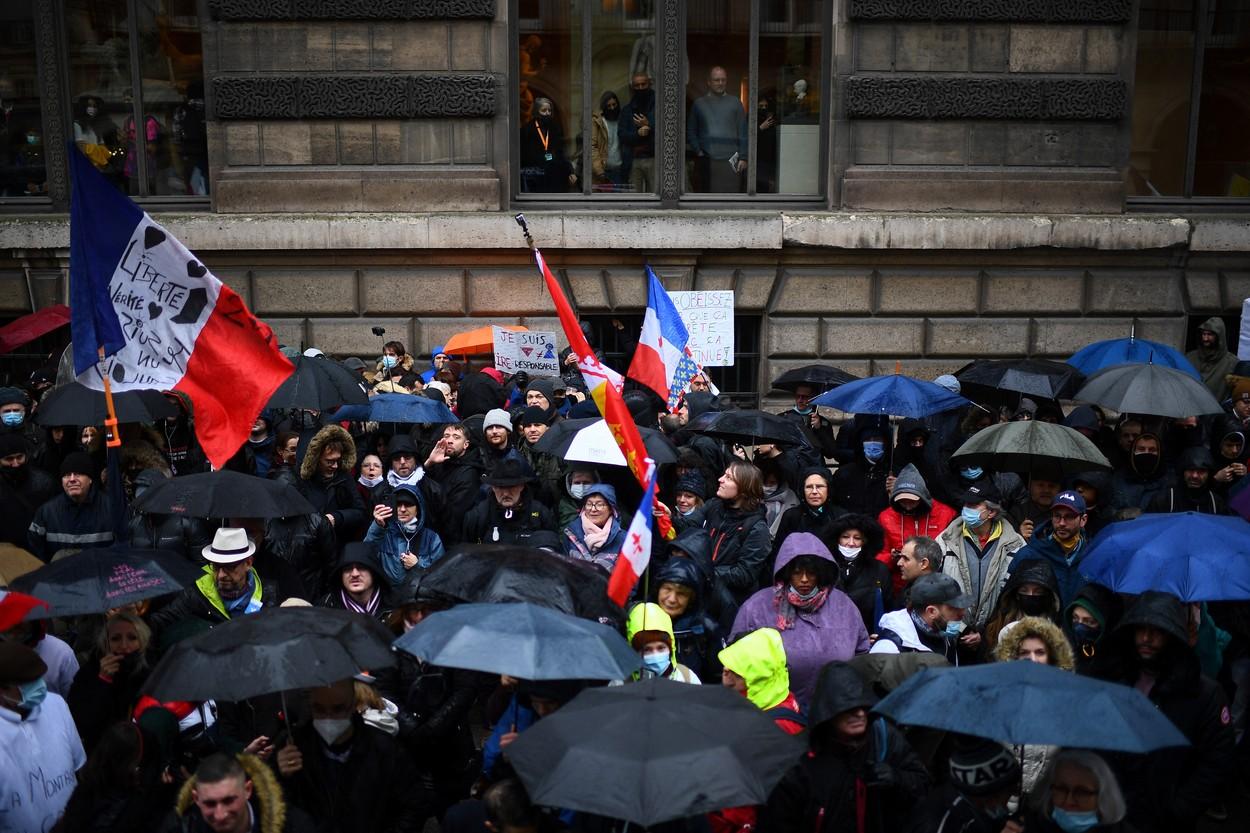 Proteste de amploare în Franţa faţă de certificatul Covid. Emmanuel Macron i-a catalogat drept „iresponsabili” pe cei care nu se vaccinează