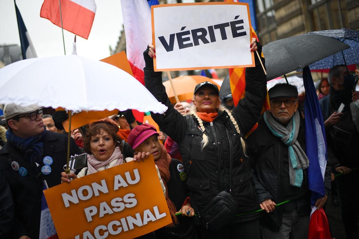 Proteste de amploare în Franţa faţă de certificatul Covid. Emmanuel Macron i-a catalogat drept „iresponsabili” pe cei care nu se vaccinează