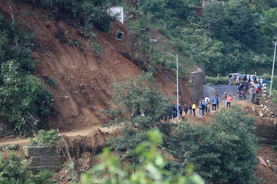 33 de persoane au murit în inundaţiile şi alunecările de teren din Nepal 33 de persoane au murit în inundaţiile şi alunecările de teren din Nepal