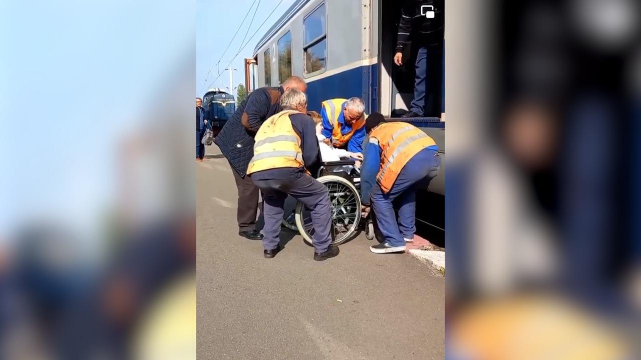 Călători în scaun cu rotile, urcaţi pe braţe într-un tren CFR