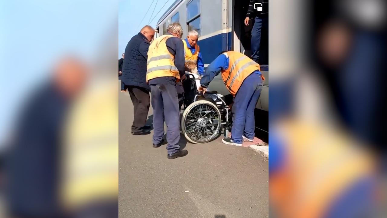 Călători în scaun cu rotile, urcaţi pe braţe într-un tren CFR