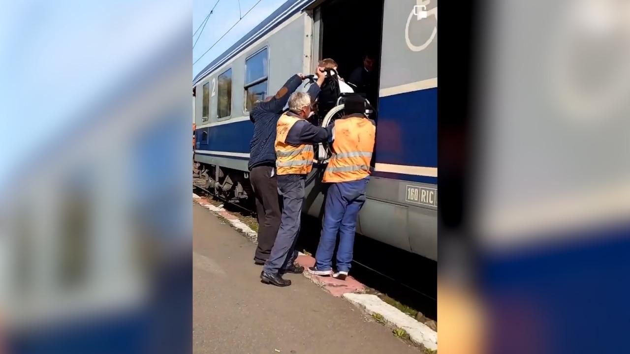 Călători în scaun cu rotile, urcaţi pe braţe într-un tren CFR