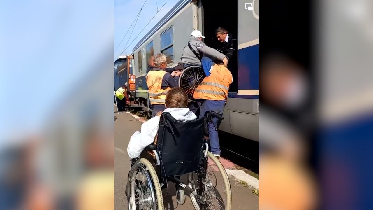 Călători în scaun cu rotile, urcaţi pe braţe într-un tren CFR