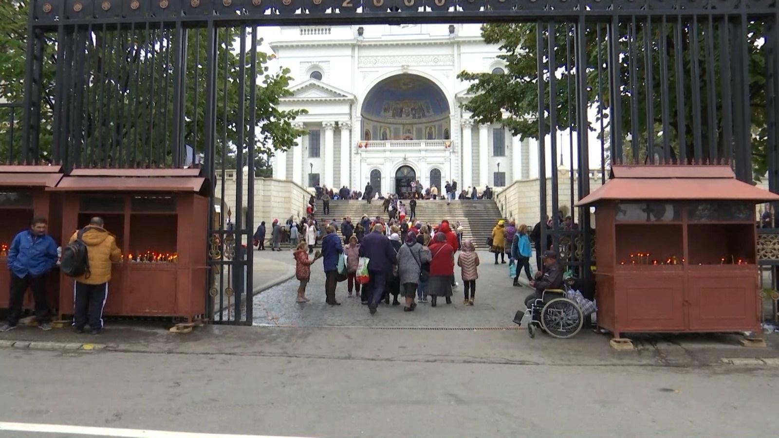 Mii de credincioşi continuă să vină la racla Sfintei Cuvioase Parascheva chiar dacă hramul a trecut.