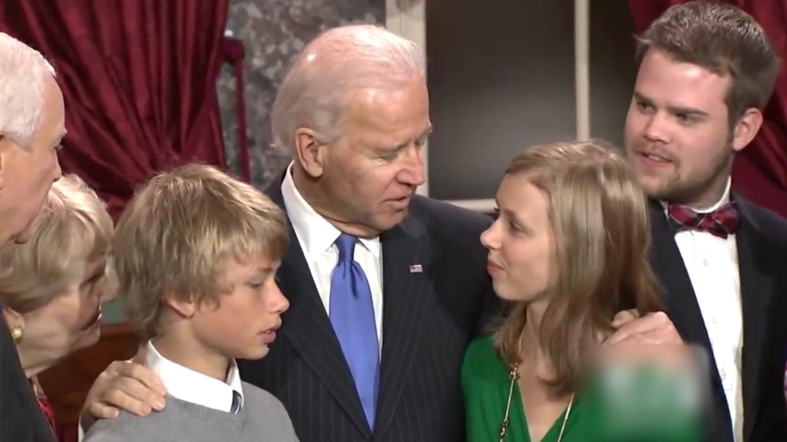 Joe Biden alături de doi adolescenţi