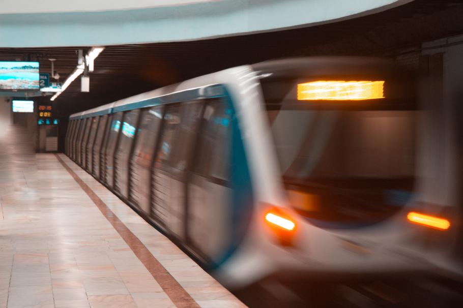 tren Metrorex stație de metrou din București