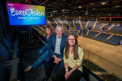 Claire McColgan, director al Culturii Liverpool, Bill Addy, director executiv la Liverpool Bid Company și Faye Dyer, director general al Grupului ACC, la Liverpool M&S Arena după ce orașul a fost anunțat gazdă a Eurovision 2023