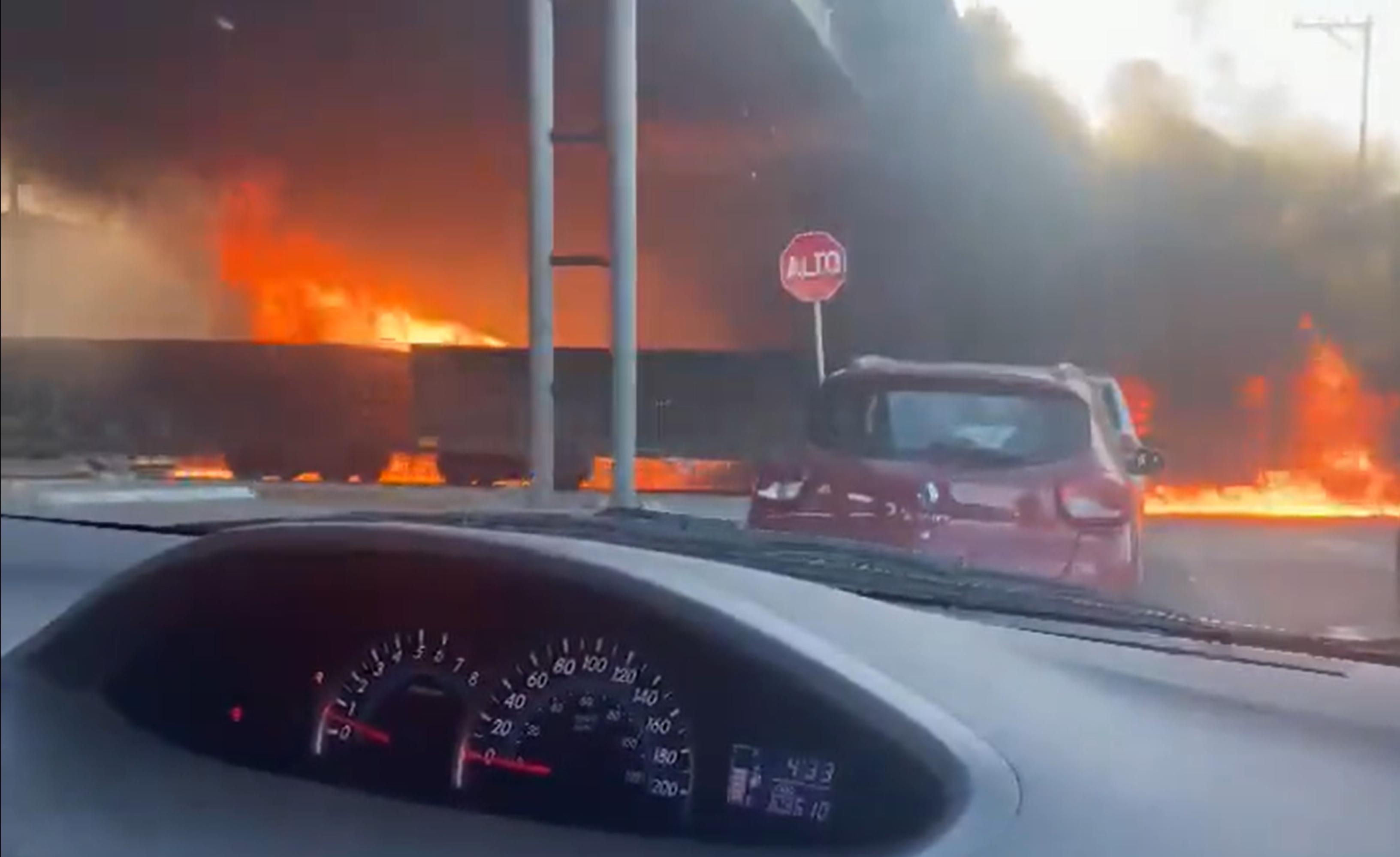 Mai multe maşini distruse, 120 de case avariate şi 1.500 de oameni evacuaţi