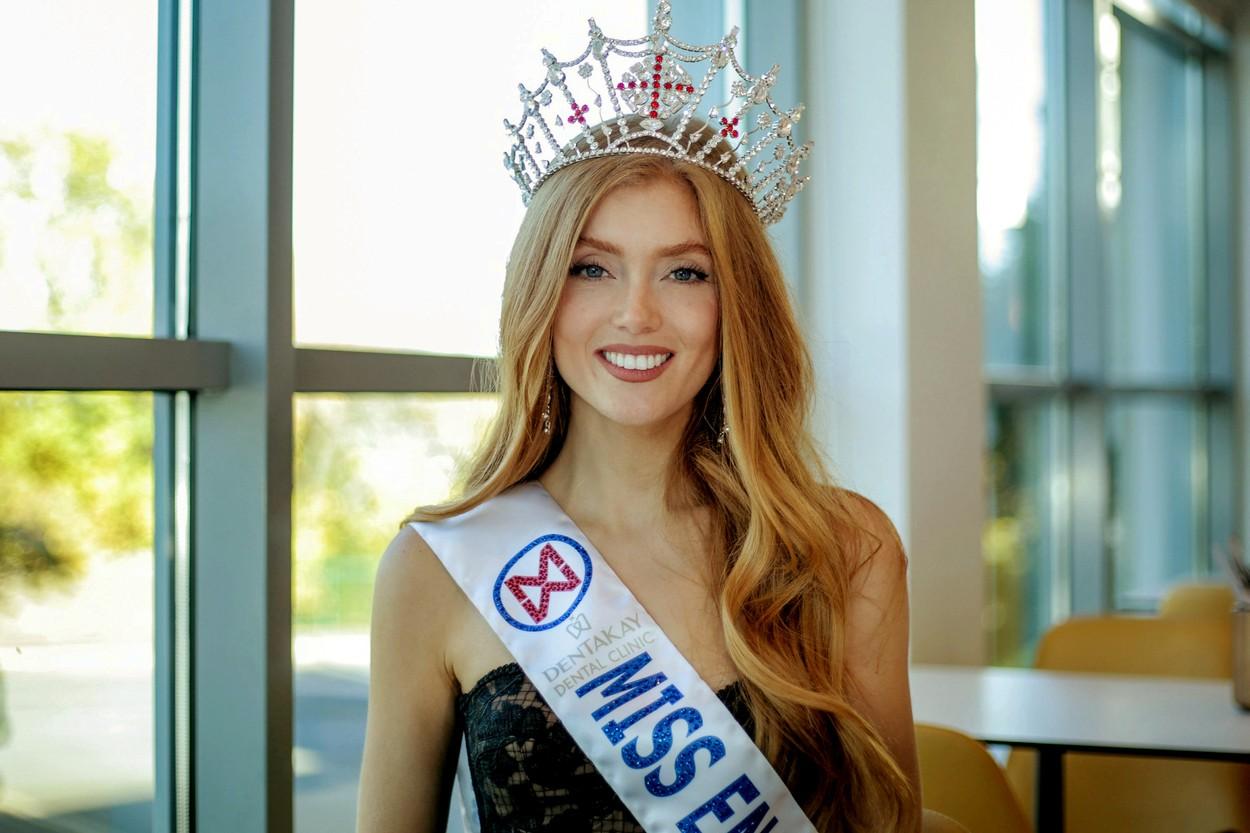 Jessica Gagen in rochie de miss