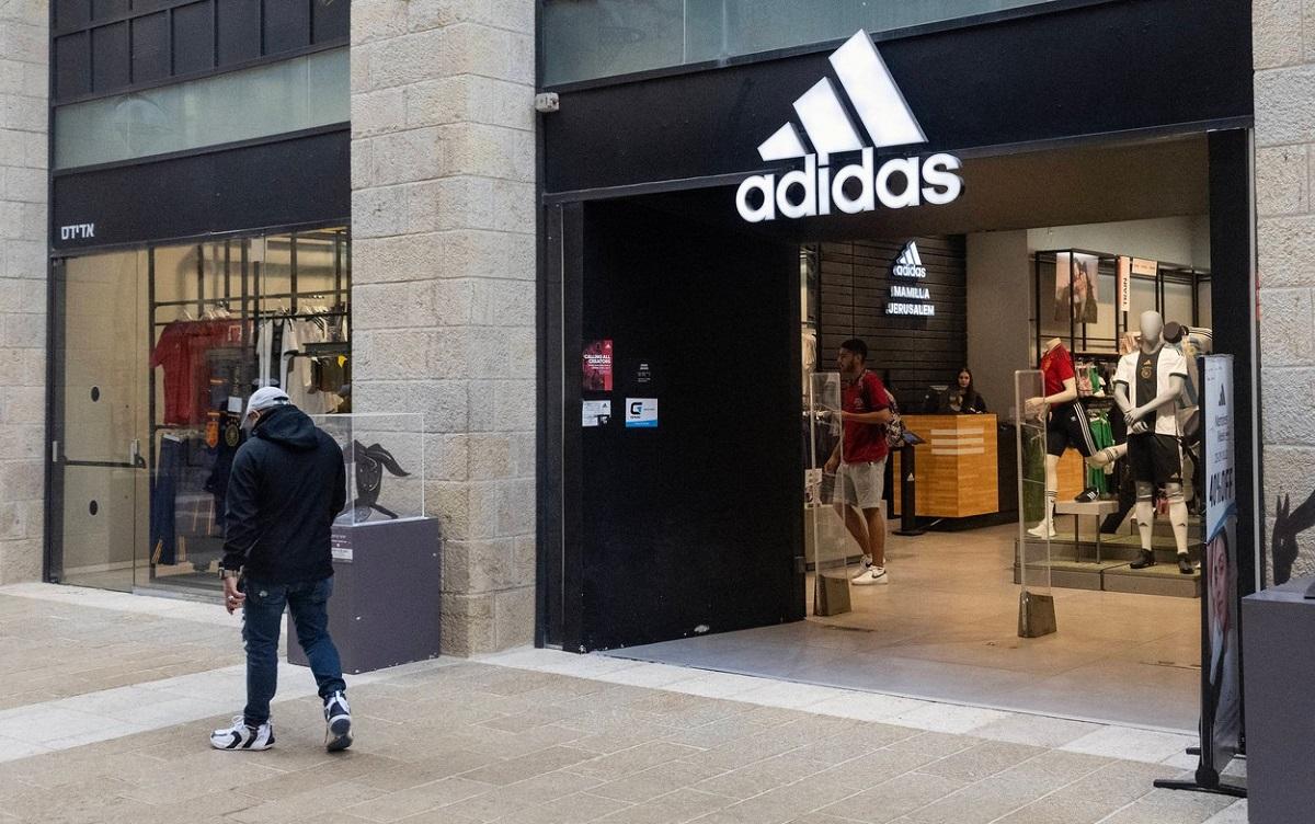 Kanye West în faţa magazinului Adidas