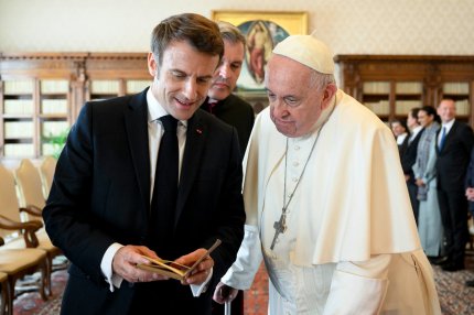 Macron i-a oferit o carte Papei Francisc