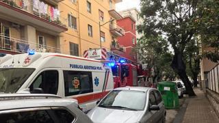 Băiețelul de 2 ani al unor români s-a prăbușit în gol de la balcon, în Italia. În mod miraculos, micuțul a scăpat fără nicio leziune
