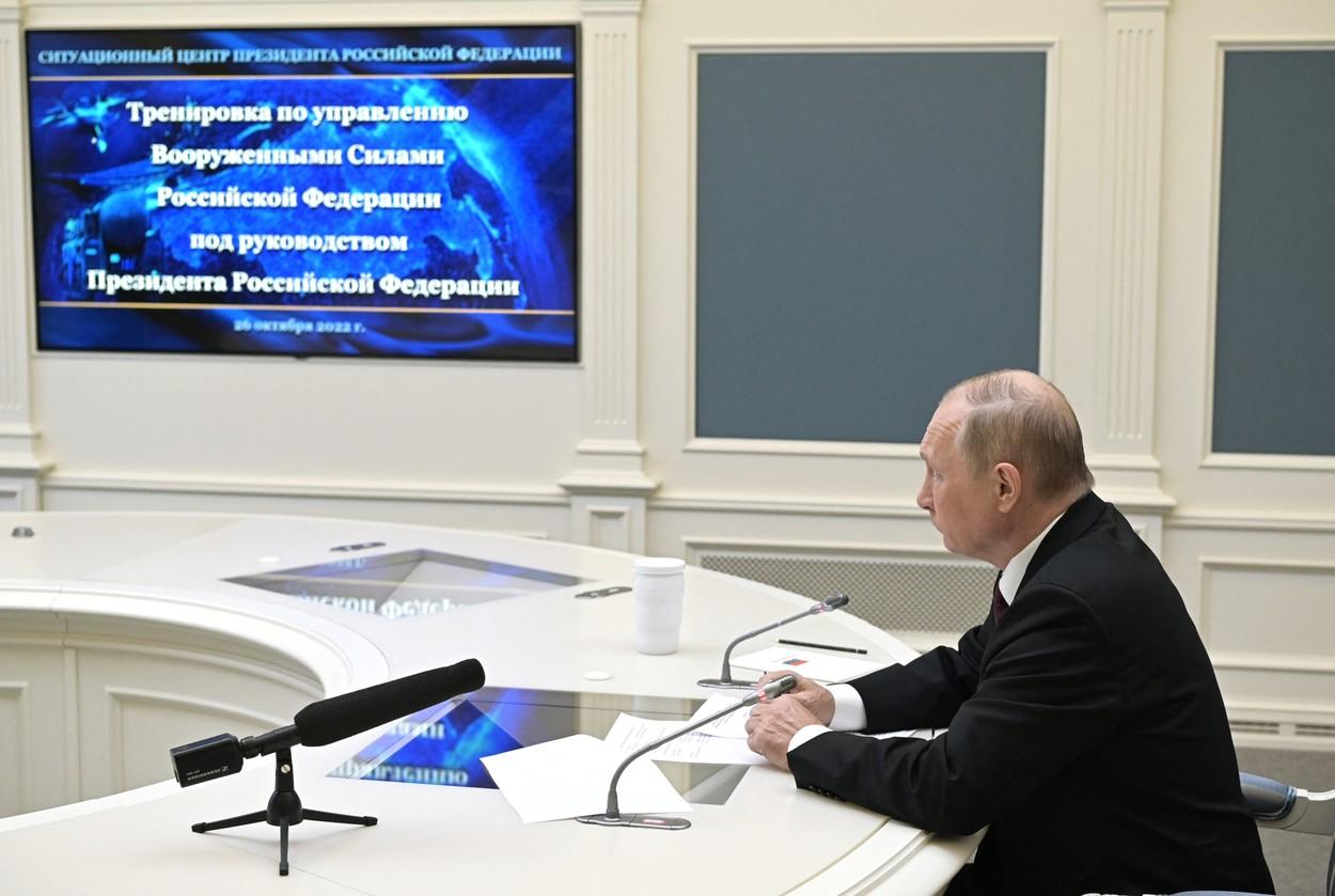 Rusia a simulat "Armaghedonul" sub privirile lui Vladimir Putin. Preşedintele rus a asistat la lansarea unei rachete balistice, ca răspuns la un atac nuclear