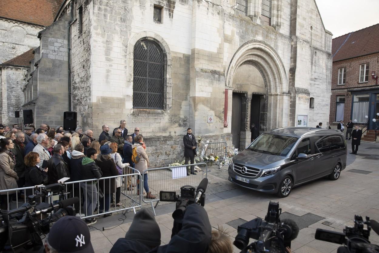 Înmormântarea Lolei, fetiţa de 12 ani găsită moartă într-o valiză