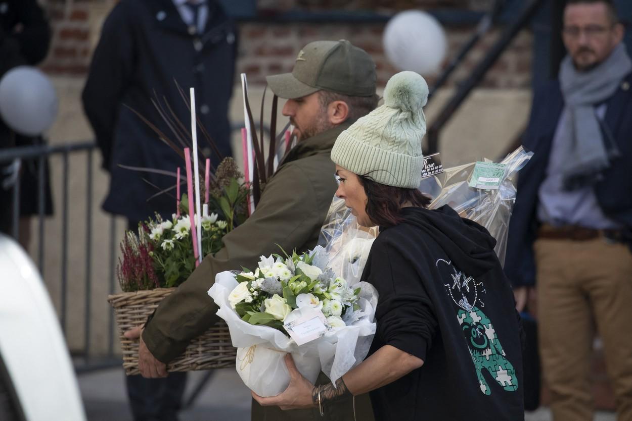 Înmormântarea Lolei, fetiţa de 12 ani găsită moartă într-o valiză