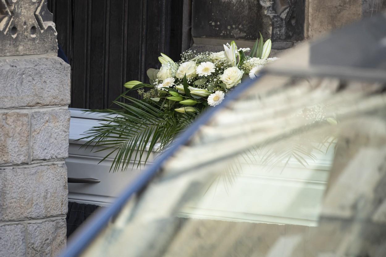 Înmormântarea Lolei, fetiţa de 12 ani găsită moartă într-o valiză