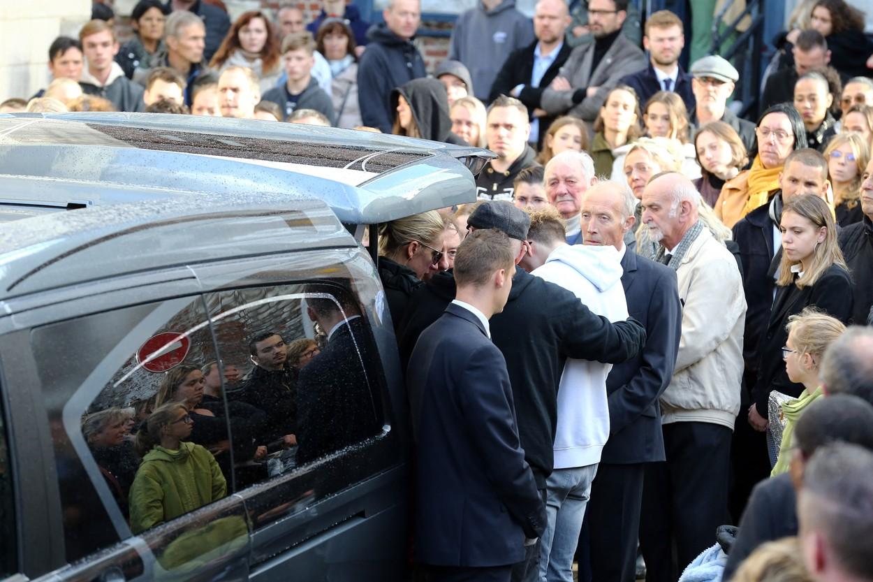 Înmormântarea Lolei, fetiţa de 12 ani găsită moartă într-o valiză