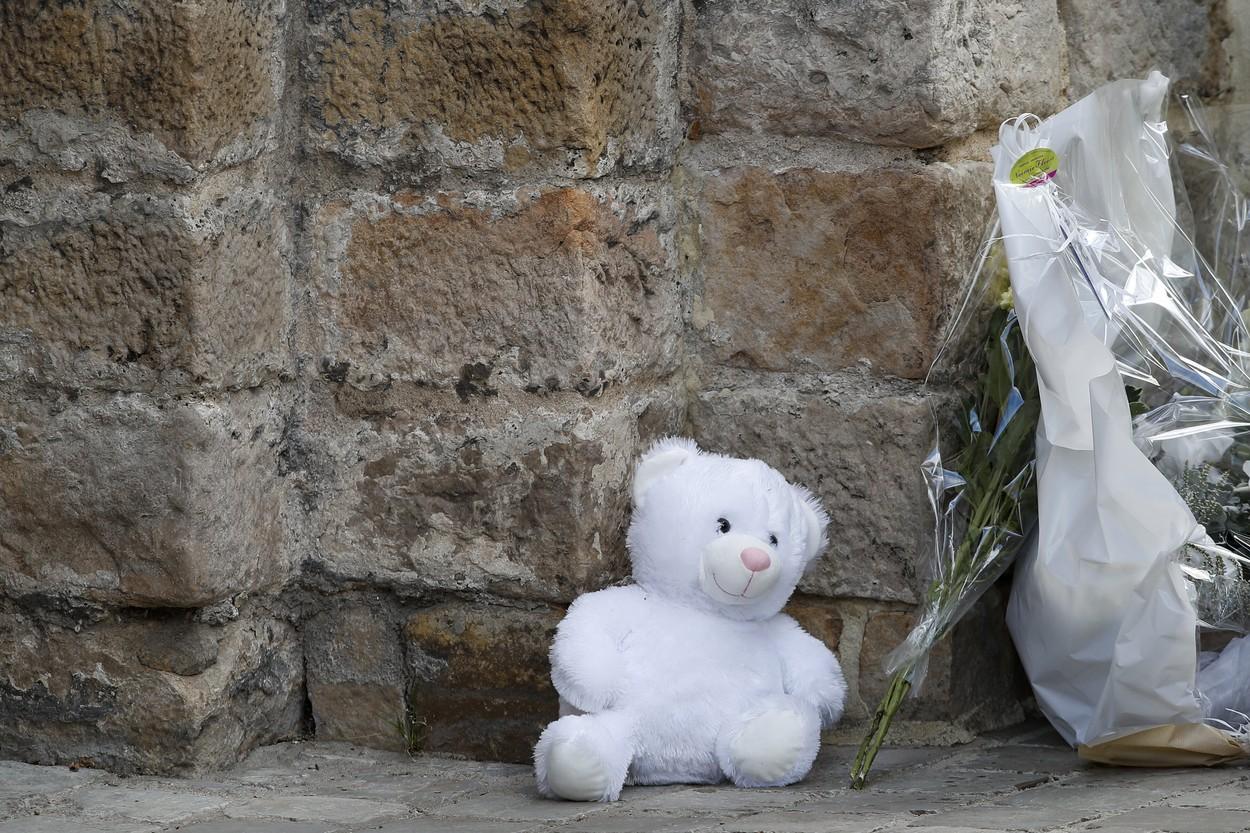 Înmormântarea Lolei, fetiţa de 12 ani găsită moartă într-o valiză