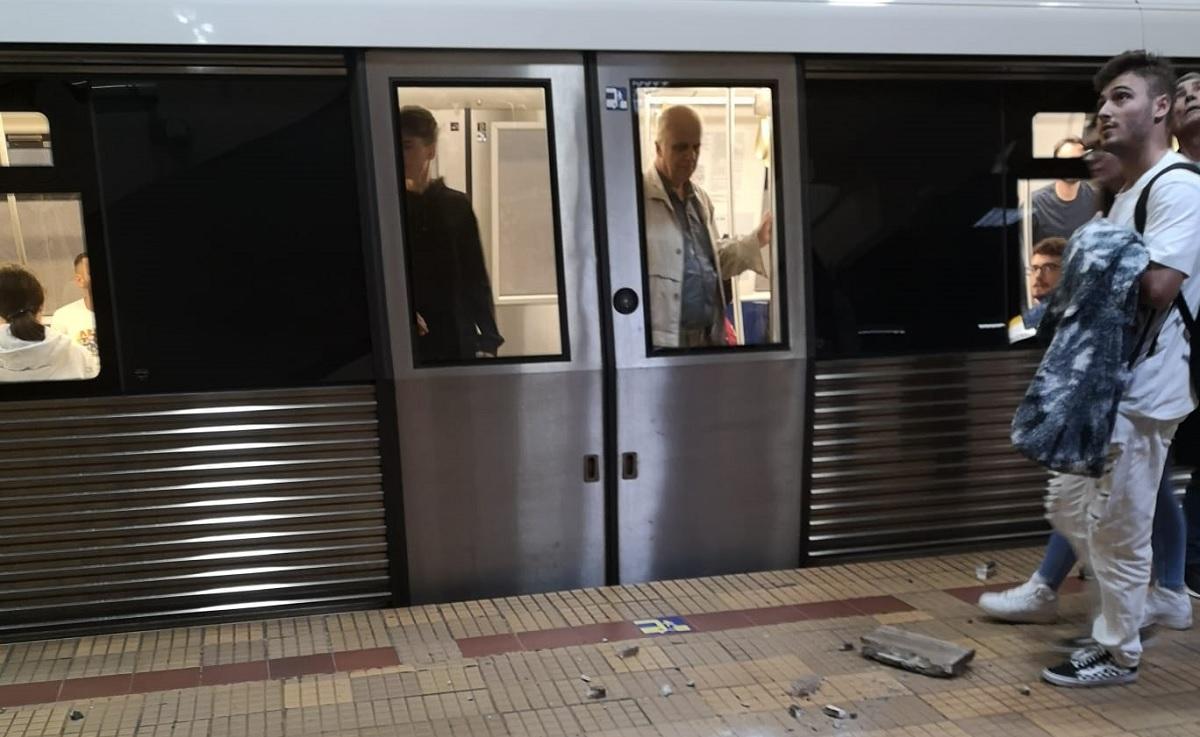 O piatră a căzut pe peron la staţia de metrou Piaţa Victoriei