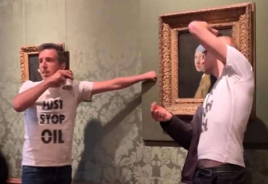 Încă o operă de artă vandalizată. Activiştii de mediu au "atacat" tabloul "Girl with a Pearl Earring": trei persoane au fost arestate Încă o operă de artă vandalizată. Activiştii de mediu au "atacat" tabloul "Girl with a Pearl Earring": trei persoane au fost arestate