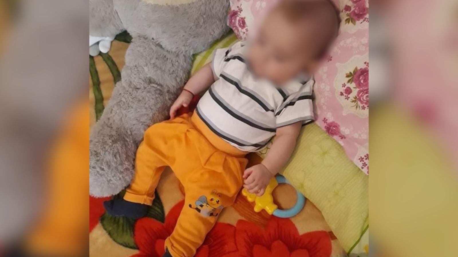Copilul de un an din Vrancea, strangulat cu încărcătorul de la telefon, a fost înmormântat