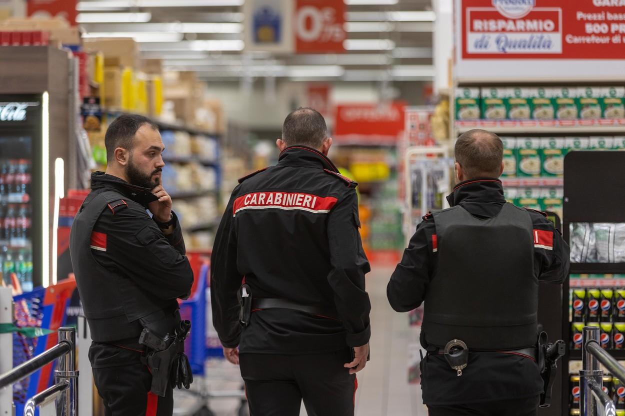 Un mort şi cel puţin patru răniţi, în urma unui atac într-un supermarket din Milano