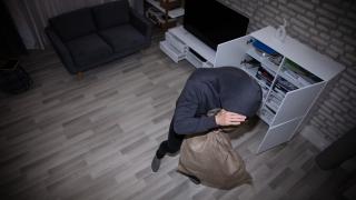O femeie din Alba Iulia s-a trezit cu un hoț "instalat" în casă, după ce a plecat trei zile