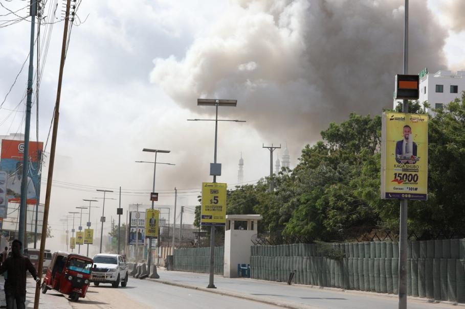 Atac terorist în Somalia Fumul provenit de la explozie
