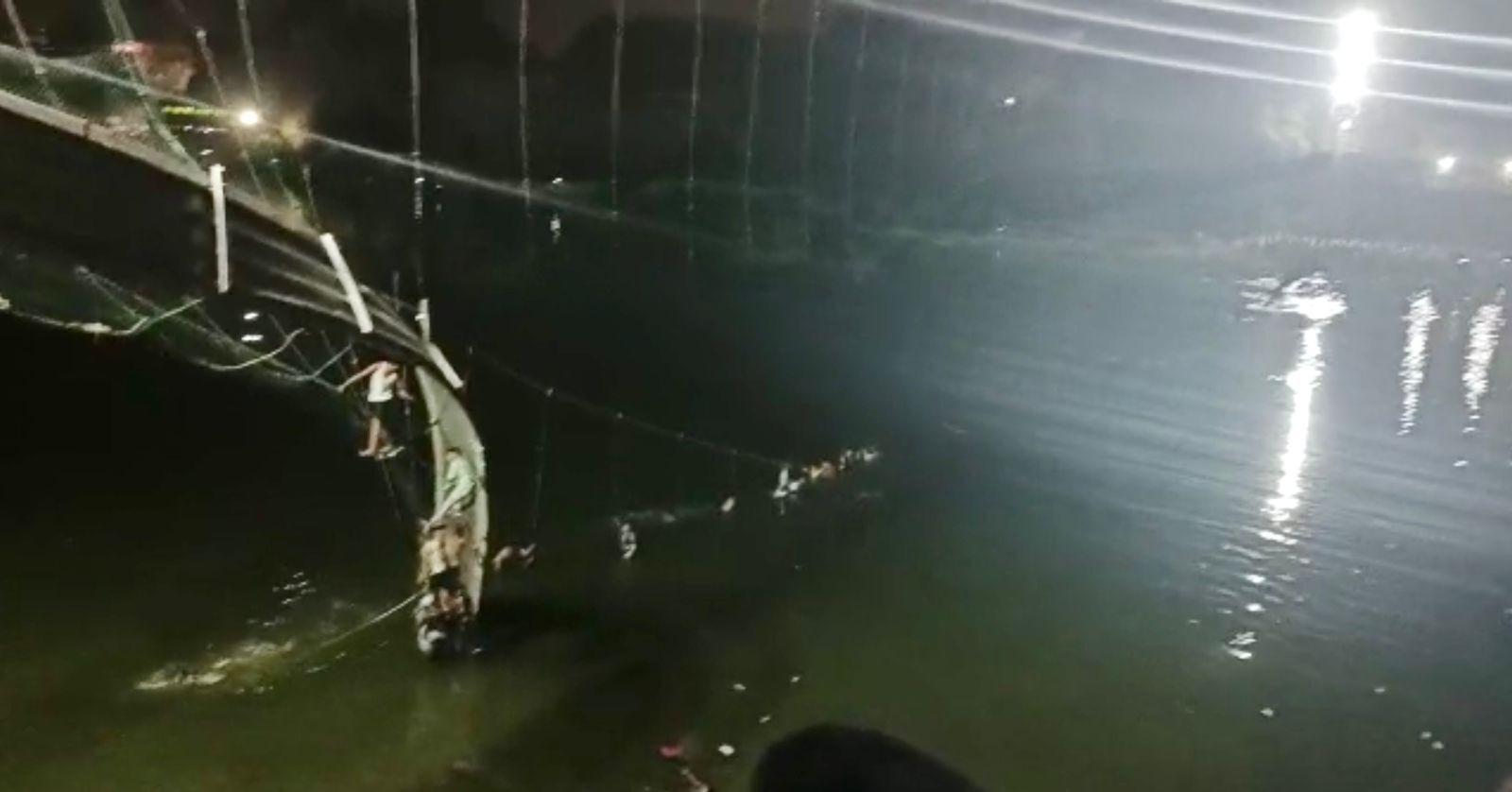 Pod prăbuşit în India. Cel puţin 32 de morţi