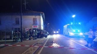 Drumul morţii: Patru persoane au murit pe loc, între care 3 copii, după ce maşina s-a izbit puternic într-o casă, în Italia. Şoferul, în stare critică