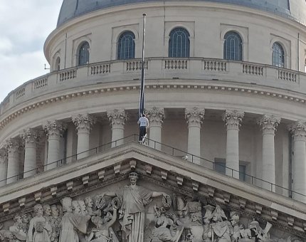 Un tânăr s-a legat de catargul de pe acoperişul Pantheon-ului din Paris