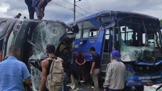 Accident teribil în Ecuador: doi olandezi au murit şi 12 au fost răniţi, după ce două autobuze s-au ciocnit frontal