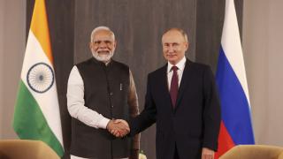 India joacă la două capete. Condamnă războiul din Ucraina, dar îi dă o mână de ajutor lui Putin