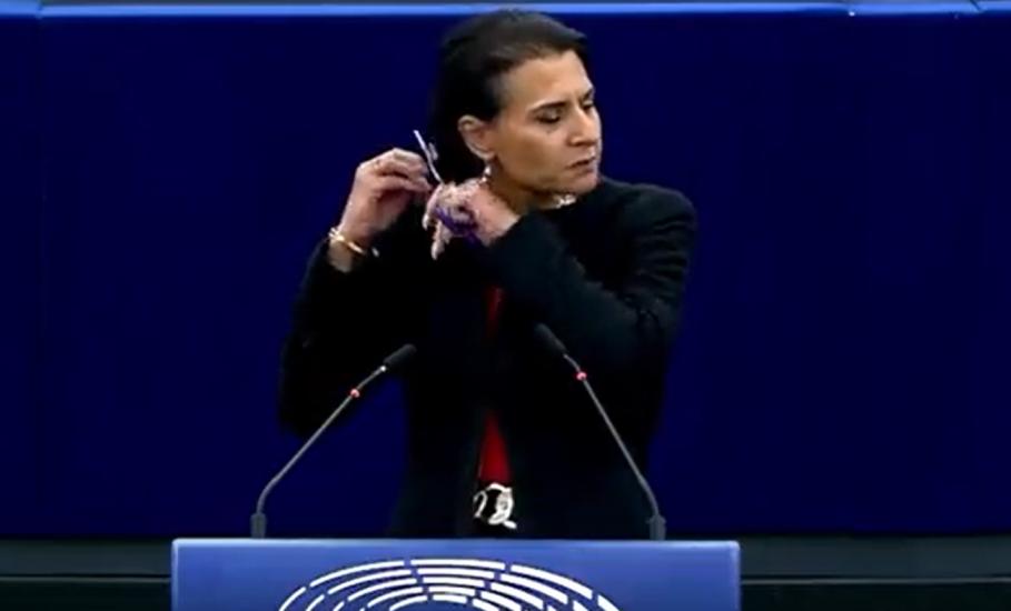 O eurodeputată suedeză şi-a tăiat părul, în plenul Parlamentului European, în semn de solidaritate cu iraniencele O eurodeputată suedeză şi-a tăiat părul, în plenul Parlamentului European, în semn de solidaritate cu iraniencele