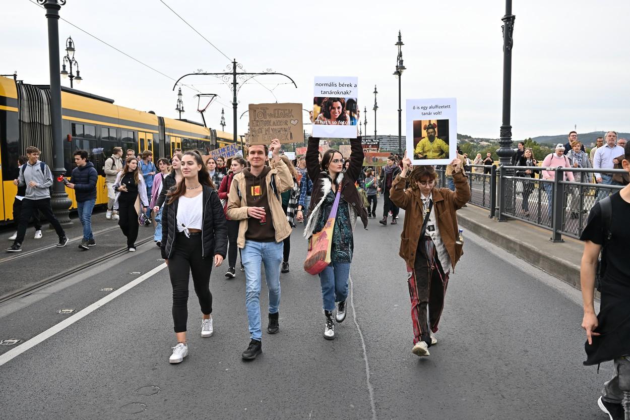 Studenţi, profesori şi părinţi maghiari au ieşit în stradă la Budapesta