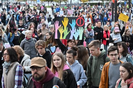 Studenţi, profesori şi părinţi maghiari au ieşit în stradă la Budapesta