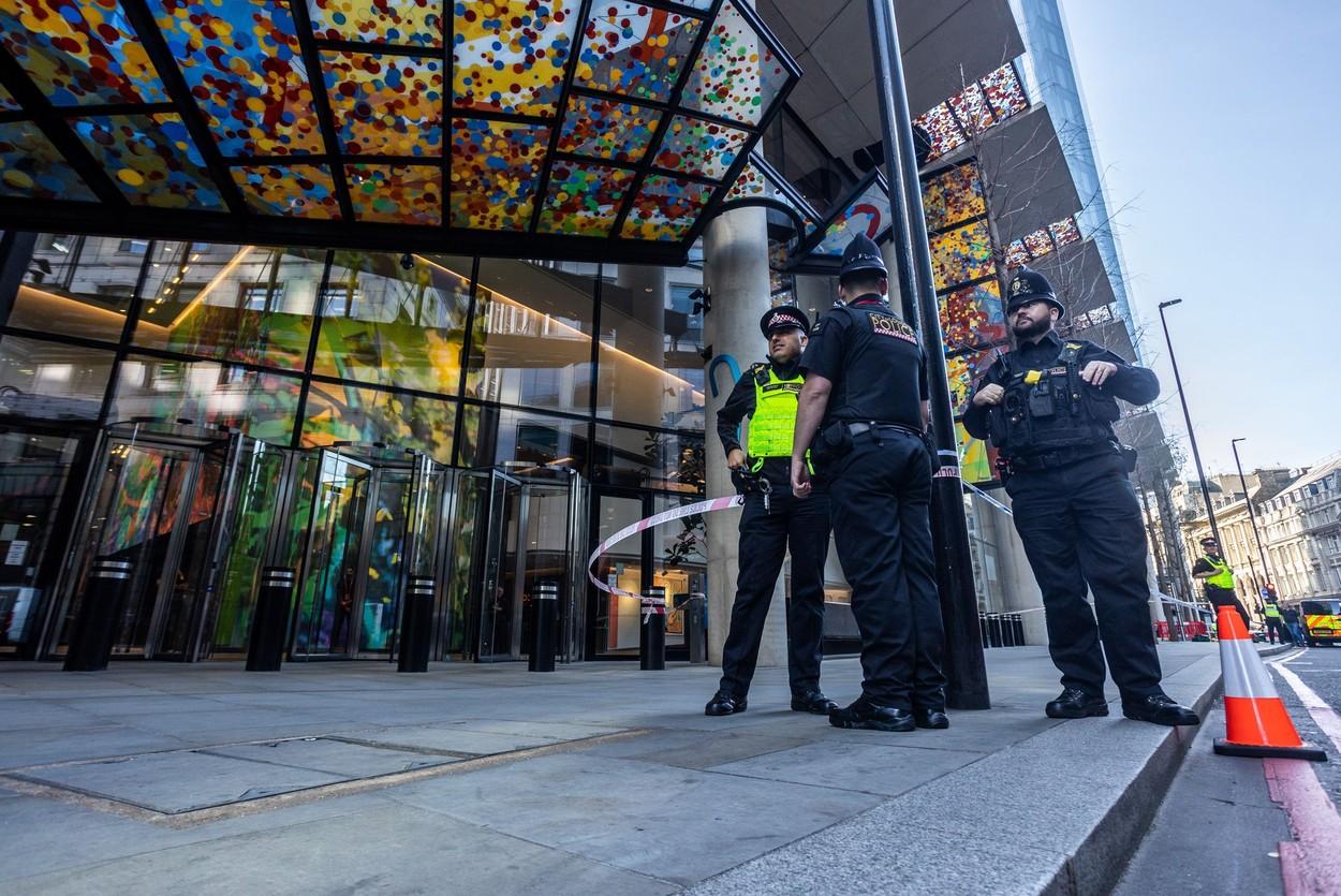Mai multe persoane au fost înjunghiate în centrul Londrei, atacatorul este încă în libertate
