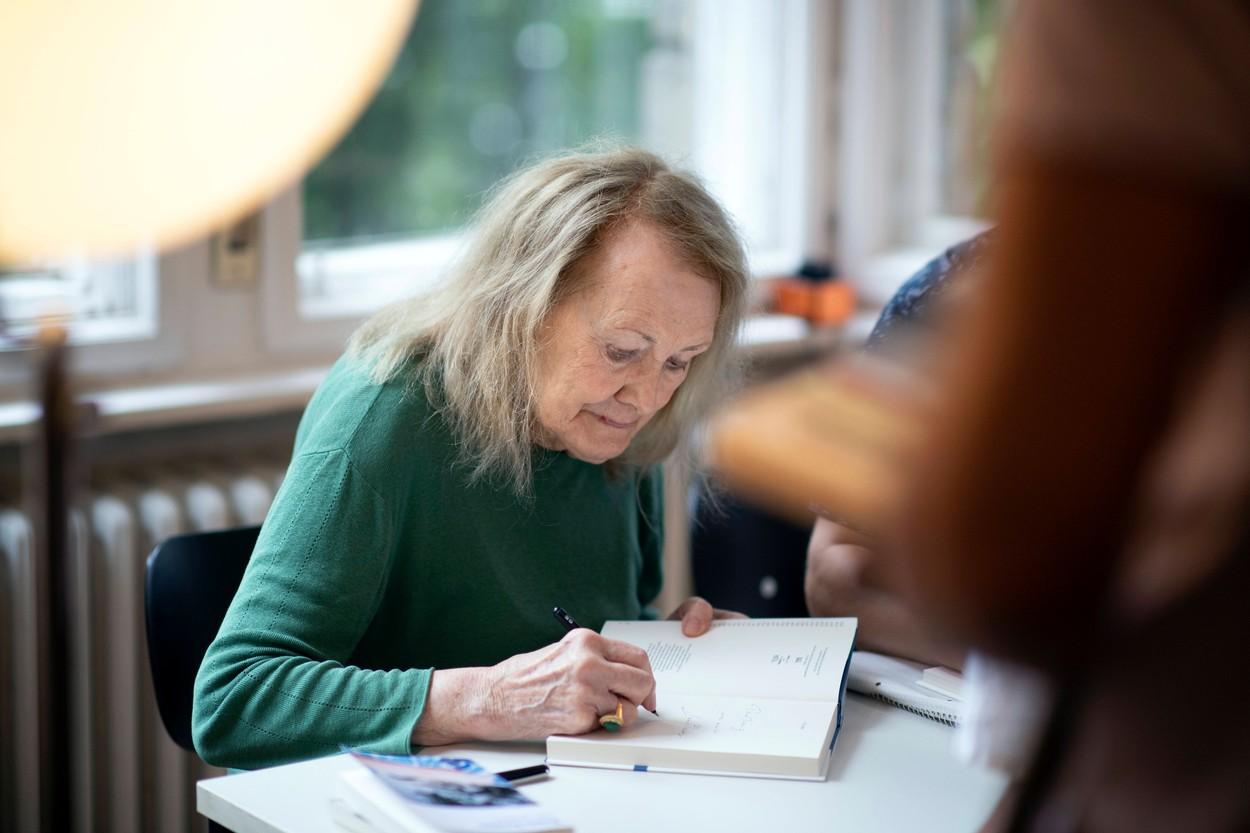 Annie Ernaux a câştigat joi premiul Nobel pentru literatură pe anul 2022
