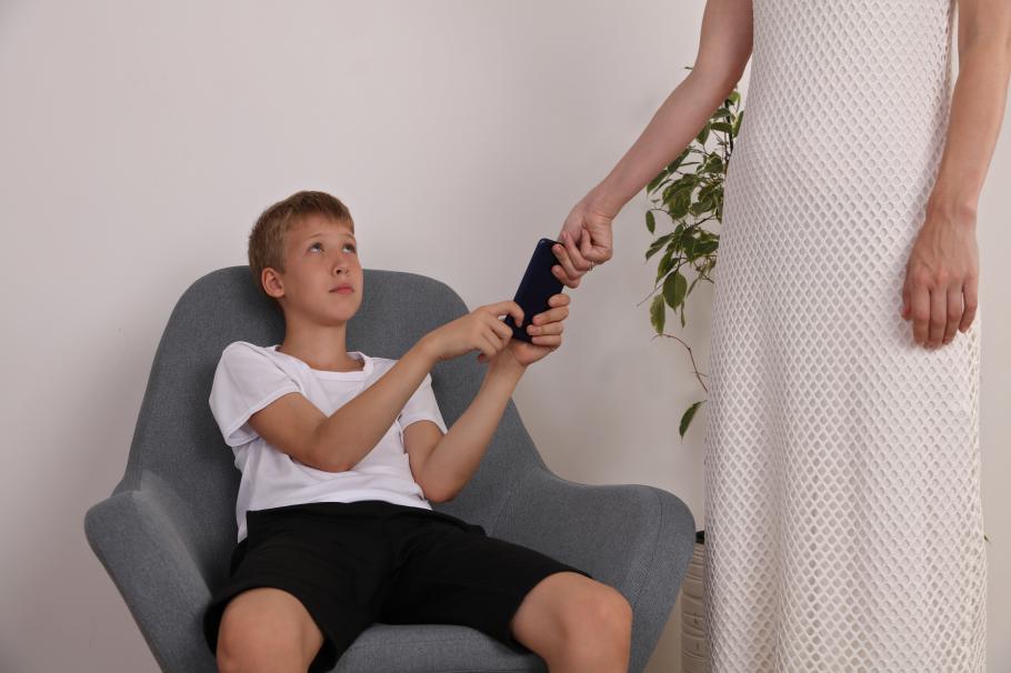 Femeia citise pe ascuns mesajele din telefonul băiatului de 12 ani Femeia citise pe ascuns mesajele din telefonul băiatului de 12 ani