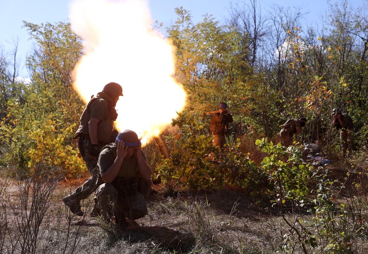 militari ucraineni trag asupra pozițiilor rusești în Donețk