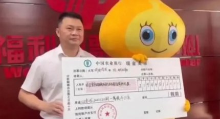 Un chinez a venit deghizat în personaj de desene animate pentru a-şi ridica premiul de loterie: a câştigat 30 de milioane de dolari şi nu vrea ca familia lui să ştie