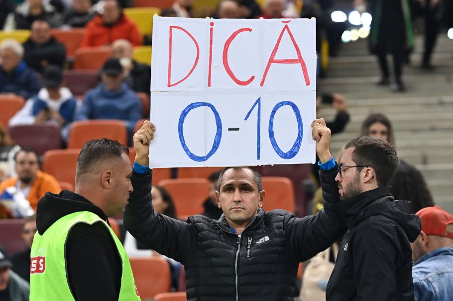 Un suporter al formatiei FCSB, afiseaza un mesaj cu rezultatul "dublei" cu Silkeborg, din Conference League Un suporter al formatiei FCSB, afiseaza un mesaj cu rezultatul "dublei" cu Silkeborg, din Conference League
