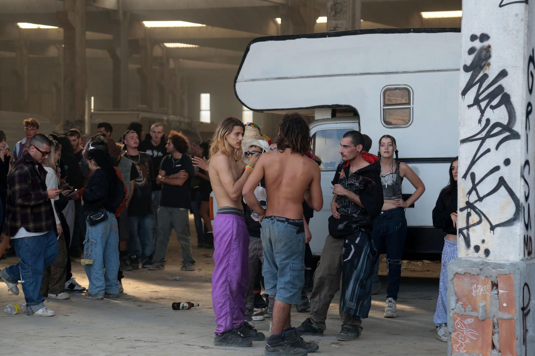 Petrecere rave "spartă" de poliţie în Modena