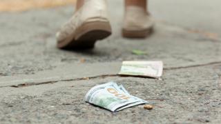 Un elev de 17 ani din Zalău a găsit peste 3.000 de euro şi un card bancar pe stradă în timp ce se îndrepta spre şcoală. Ghinionistul care i-a pierdut habar nu avea