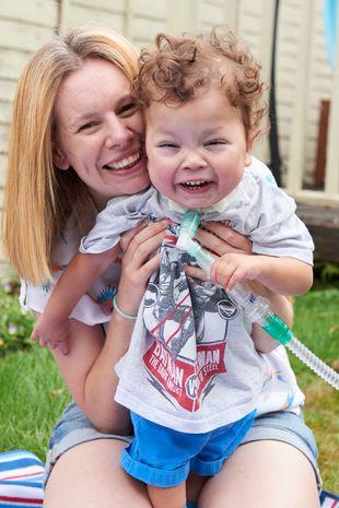 O singură asistentă a fost lăsată să aibă grijă de el acasă